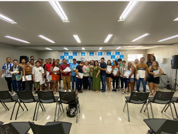 Prefeitura do Crato promove aula inaugural do Curso de Barbeiro e Colorimetria