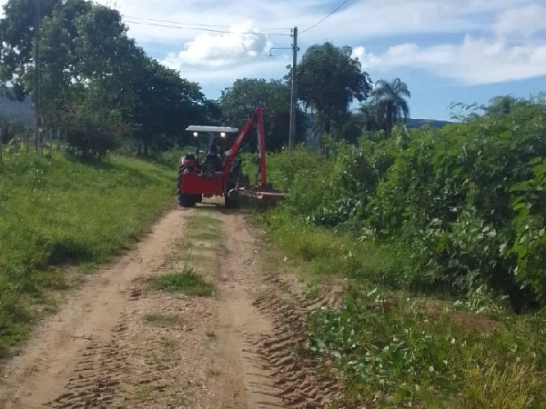 Prefeitura do Crato intensifica roço de estradas vicinais